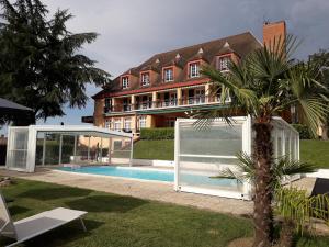 a house with a swimming pool in front of a house at IRIS HOSTEL et LES BOCAUX D'IRIS in Varennes-sur-Allier
