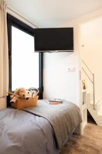 Cama ou camas em um quarto em Cube Elite mit Meerblick am Strand im EuroParcs Bad Hoophuizen