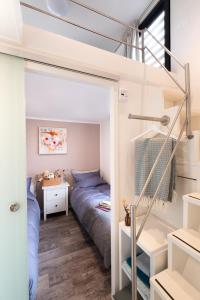 um quarto com um beliche e uma escada em Cube Elite mit Meerblick am Strand im EuroParcs Bad Hoophuizen em Hulshorst
