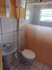 アングラ・ドス・レイスにあるLoftzinho Angra dos Reisのトイレと洗面台付きのバスルーム +16枚の写真