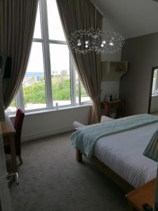 Un pat sau paturi într-o cameră la Wild Atlantic Lodge Bed & Breakfast