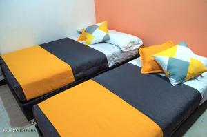 twee bedden naast elkaar in een kamer bij Apartamento Faunaventura cerca Parque del Café con piscina in Montenegro