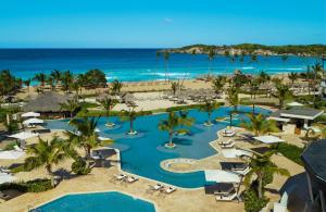 Výhled na bazén z ubytování Dreams Macao Beach Punta Cana - All Inclusive nebo okolí