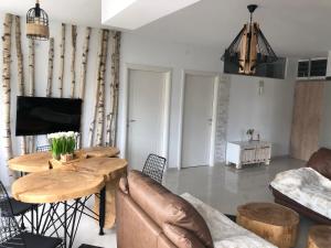 ein Wohnzimmer mit Sofa und Tisch in der Unterkunft Artistic Luxury in Skopje + 3 Fotos