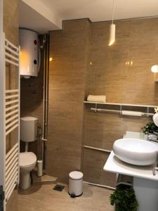 ein Badezimmer mit zwei WCs und einem Waschbecken. in der Unterkunft Artistic Luxury in Skopje