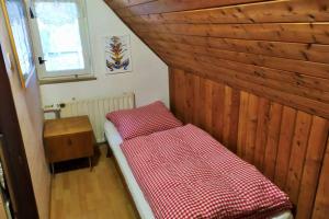 Łóżko lub łóżka w pokoju w obiekcie Chata na Poskle u lesa s výhledem