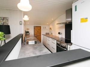 cocina con fregadero y encimera en 6 person holiday home in Bl vand, en Blåvand