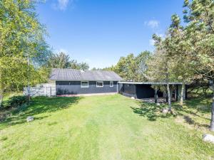 een afbeelding van een huis met een tuin bij 5 person holiday home in Vejers Strand in Vejers Strand