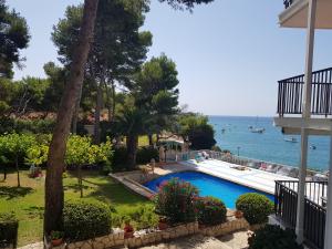 a swimming pool with the ocean in the background at Apartamento Salou Vistas Mar - Piscina in Salou