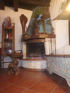 uma sala de estar com uma lareira de pedra e um quadro em Rifugio delle Querce em Staffoli