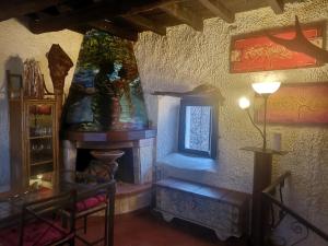 uma sala de estar com uma escada e uma lareira em Rifugio delle Querce em Staffoli