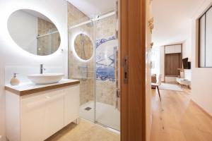 un bagno con lavandino e doccia di Casa das Musas 2 a Porto Altre 29 foto