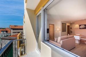 balcone con sedia e divano di Casa das Musas 2 a Porto