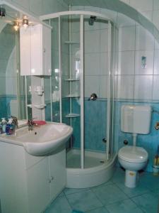 een badkamer met een douche, een wastafel en een toilet bij Apartment in Ika with sea view, terrace, air conditioning, WiFi (3699-2) in Ika
