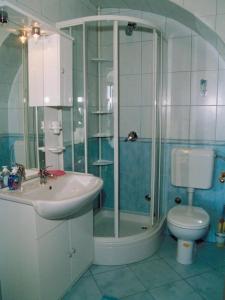 łazienka z prysznicem, umywalką i toaletą w obiekcie Apartment in Ika with sea view, terrace, air conditioning, WiFi (3699-2) w mieście Ika