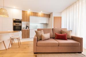 un soggiorno con divano e cucina di Casa das Musas 2 a Porto