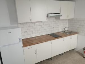 A kitchen or kitchenette at Alcaravaneras Hostel