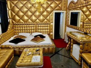 una camera con un letto in una cabina con specchio di Bali Colosseum Hotel a Belgrado