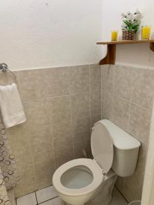 een badkamer met een wit toilet in een kamer bij Room 4 rent in San Salvador