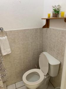 a bathroom with a white toilet in a room at Room 4 rent in San Salvador