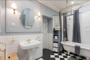 Ванная комната в Luxury Art Deco Suite Close to Museum of Fine Arts