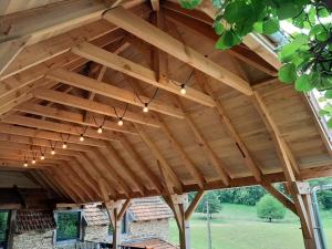 - une pergola en bois avec des lumières suspendues dans l'établissement Holiday home in Altillac with private pool, à Altillac