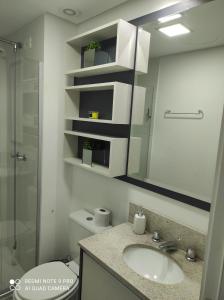 A bathroom at Lindo apartamento ao lado do Park Shopping Canoas