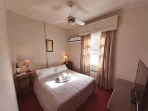 Un pat sau paturi într-o cameră la Hotel Ariosto