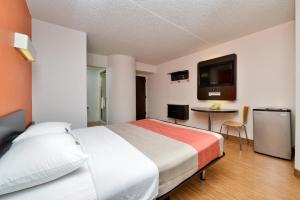 Postel nebo postele na pokoji v ubytování Motel 6-Plano, TX - West - Frisco