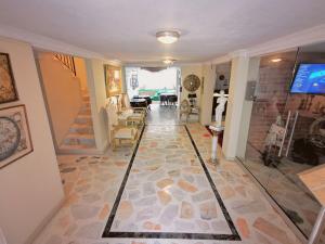 a living room with a hallway with a glass floor at Santa Sophia Del Mar B&B hotel in Santa Marta