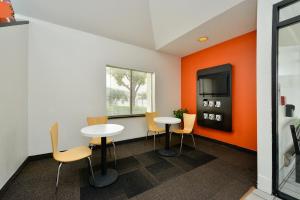 TV a/nebo společenská místnost v ubytování Motel 6-Plano, TX - West - Frisco