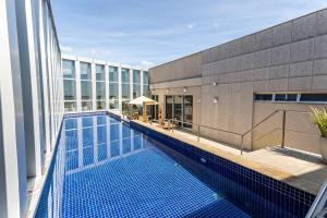 a swimming pool on the side of a building at Vision otima localização vista incrível e muitas comodidades in Brasilia