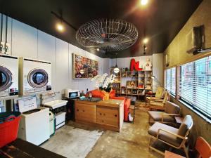 SINGAI CABIN في أونوميتشي: غرفة معيشة كبيرة مع أريكة ومطبخ