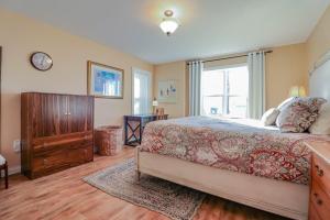 A bed or beds in a room at Scenic Harbour View House