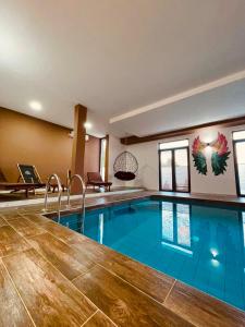een zwembad in een hotelkamer bij Vila Sky Kragujevac in Kragujevac