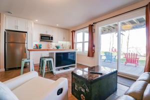 StratfordScenic Harbour View House Waterfront的客厅里有一张沙发和一个厨房