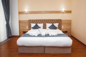Park Hotel al Bustan tesisinde bir odada yatak veya yataklar