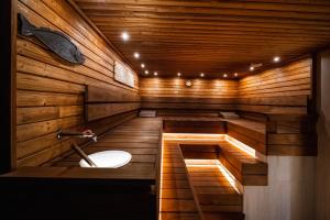 a sauna with a toilet in the middle of it at Soomaa Puhkeküla in Riisa