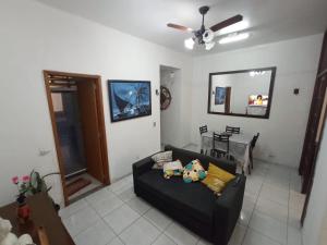 sala de estar con sofá negro y mesa en Cool and Cozy Apartment Copacabana, en Río de Janeiro