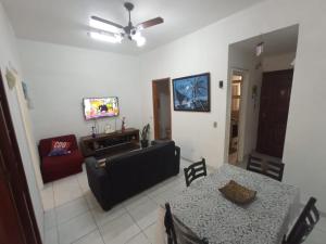 sala de estar con mesa y sofá en Cool and Cozy Apartment Copacabana, en Río de Janeiro