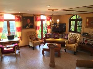 Istumisnurk majutusasutuses Ever dreamed of staying in a 4 Bedroom Castle SDV044A-By Samui Dream Villas