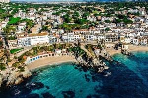 an aerial view of a beach with buildings and the water at Apartamento a 100 m de playa. Calella Palafrugell in Calella de Palafrugell