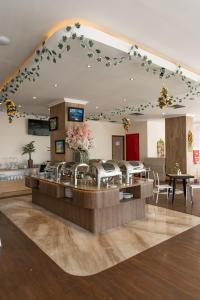 TV a/nebo společenská místnost v ubytování Goldvitel Hotel Surabaya