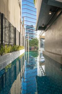 Bazén v ubytování Goldvitel Hotel Surabaya nebo v jeho okolí