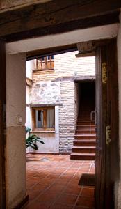 トレドにあるToledo Locum-CON PARKING GRATISの階段のある建物への開口ドア