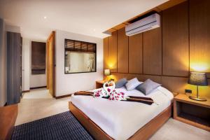 Llit o llits en una habitació de Jamahkiri Dive Resort & Spa