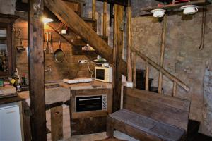 Kuchyň nebo kuchyňský kout v ubytování Small Stone Maisonette 1