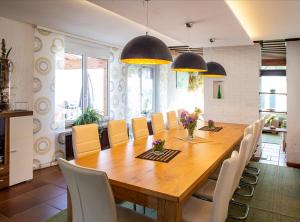 - une salle à manger avec une table et des chaises en bois dans l'établissement Traumferienhaus XXL Ortner, à Wetzendorf