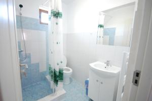 Atia的住宿－Atyha Kiss Csalad Lak Agropanzio，浴室配有卫生间、盥洗盆和淋浴。