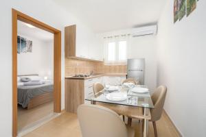 Kuchyň nebo kuchyňský kout v ubytování Holiday Home Drvenik